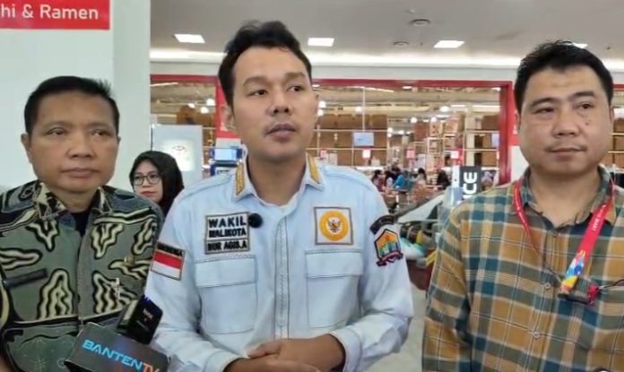 Nur Agis Aulia ketika memonitoring penerimaan THR karyawan di Lotte Grosir Kota Serang (Foto: Bantentv.com/Jaya)