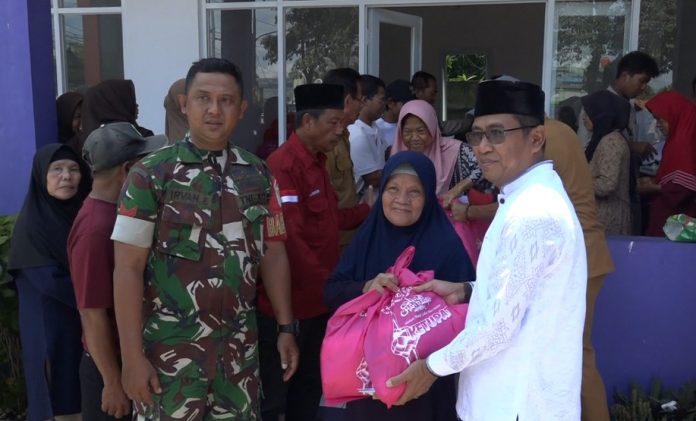 Kades Cikuya membagikan 1.500 paket sembako (Foto: Bantentv.com)