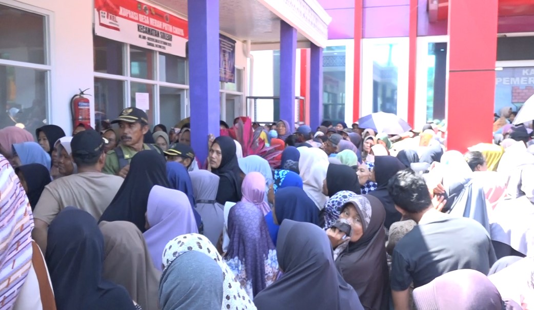 Antrean pembagian 1.500 paket sembako di Desa Cikuya (Foto: Bantentv.com)