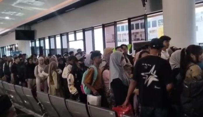 Pemudik pejalan kaki mulai memadati Pelabuhan Merak (Foto: Bantentv.com/ Ali)