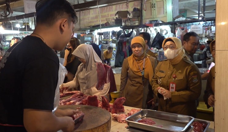 Wakil Bupati Intan menyatukan harga kebutuhan pokok jelang Idulfitri (Foto: Bantentv.com)