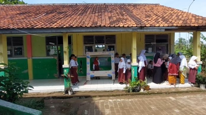 Pembayaran lahan pengganti SDN Inpres Cikeusal telah rampung (Foto: Bantentv.com/ Riki)