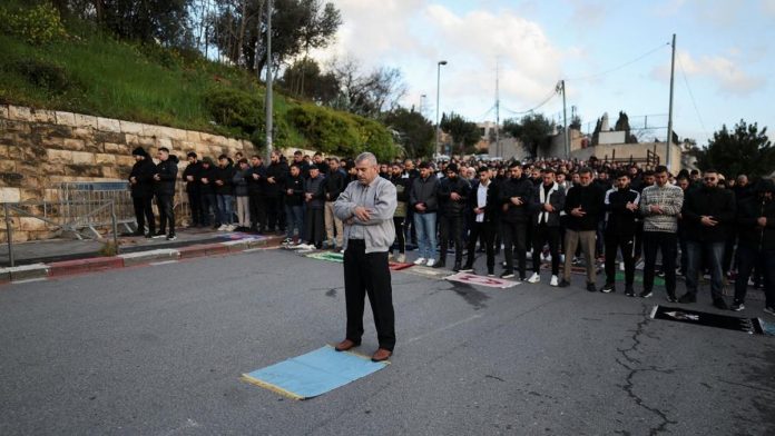 Israel melarang umat Islam untuk salat Id di Al-Aqsa (Foto: REUTERS/ Ammar Awad)