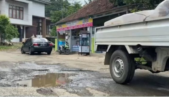 Jalan rusak di Desa Kubang Jaya