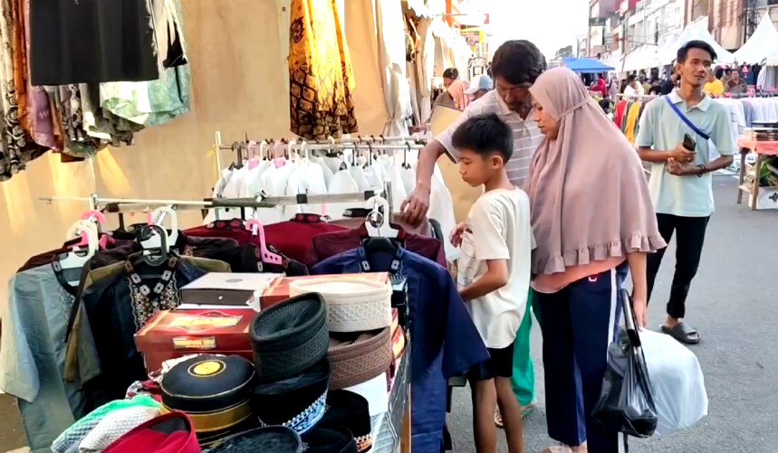 Cuaca cerah jadi factor utama omzet pedagang di Pasar Jedogan meningkat (Foto: Bantent.com/ Jaya)