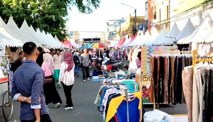 Cuaca cerah jadi factor utama omzet pedagang di Pasar Jedogan meningkat (Foto: Bantent.com/ Jaya)
