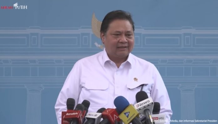 Menko Perekonomian Airlangga Hartarto. Pemerintah menyiapkan kebijakan 1 hari WFH dalam seminggu untuk menekan penggunaan BBM (Foto: YT/ Sekretariat Presiden)