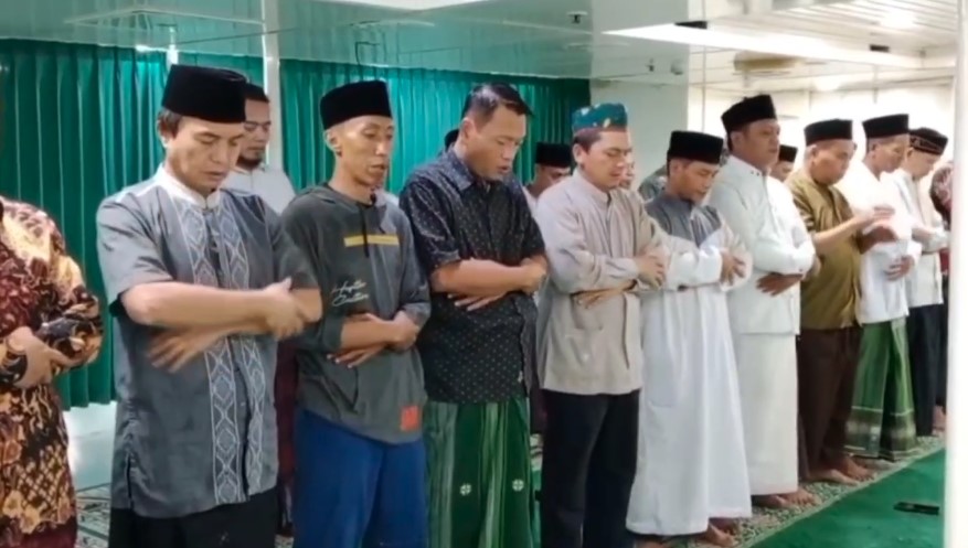 Idulfitri di Perjalanan, Pemudik Gelar Salat Id di Atas Kapal Laut