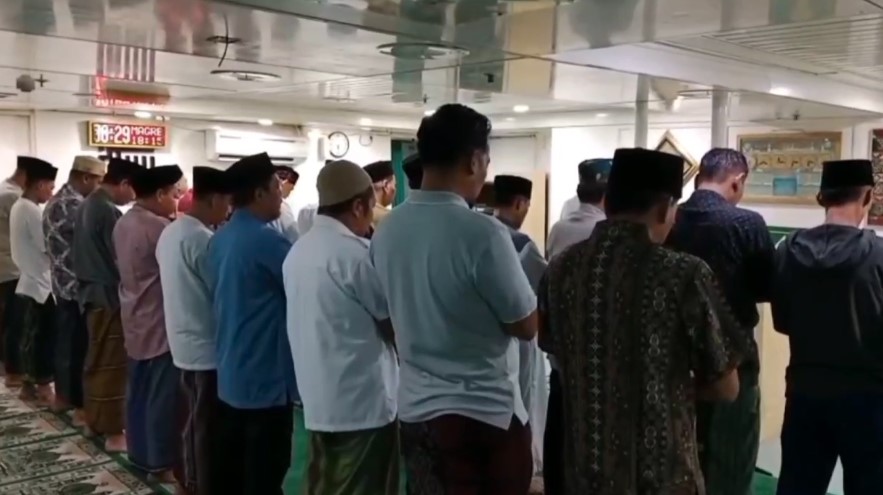 Pemudik menggelar salat Id di atas kapal laut (Foto: Bantentv.com/ Ali)
