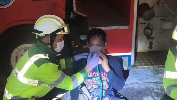 Dua petugas damkar tumbang saat bertugas di lokasi kebakaran restoran di Tangsel (Foto: Bantentv.com)