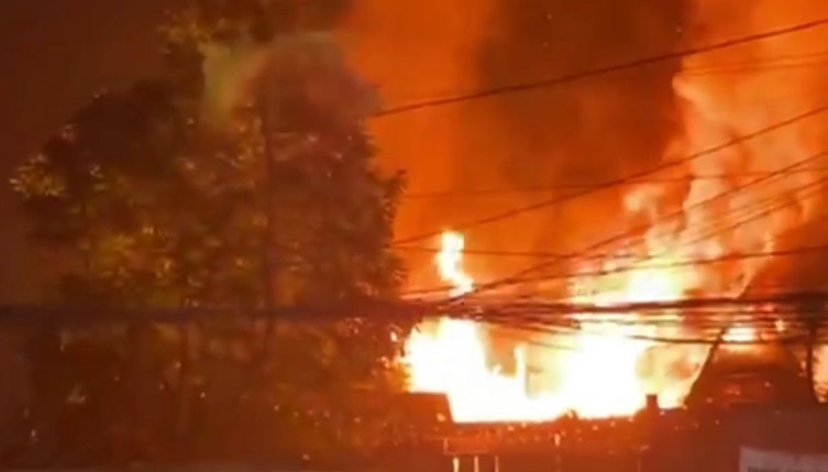 Dua petugas damkar tumbang saat bertugas di lokasi kebakaran restoran di Tangsel (Foto: Bantentv.com)