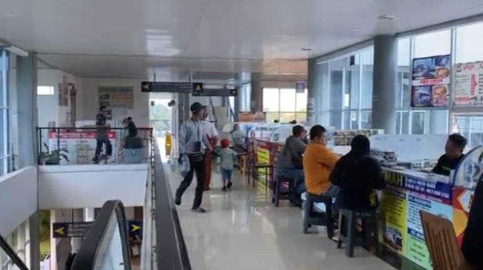 Tarif bus di Pakupatan naik seiring lonjakan pemudik (Foto: Bantentv.com/ Imron)