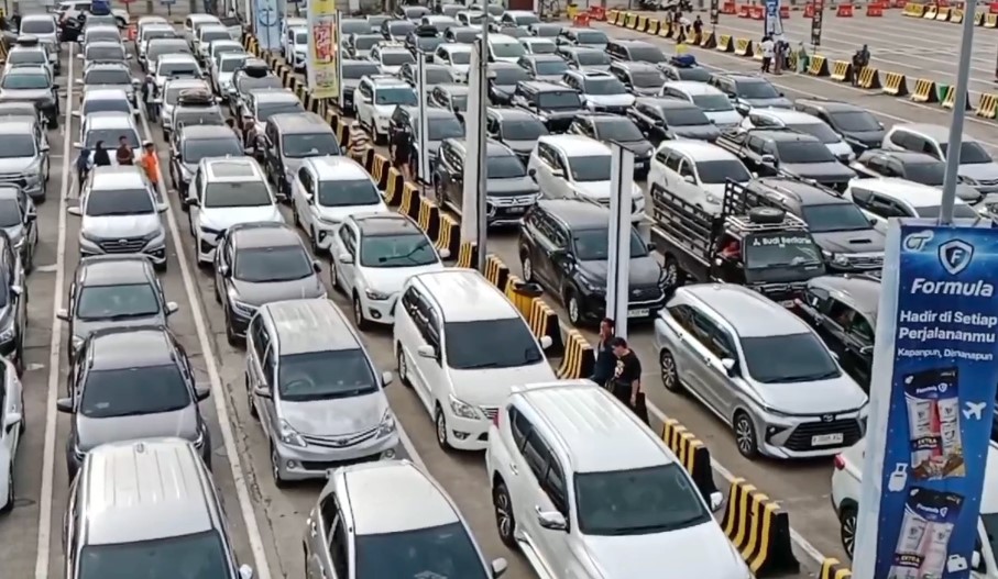 Hari Pertama Idulfitri, Pelabuhan Merak Masih Didatangi Pemudik