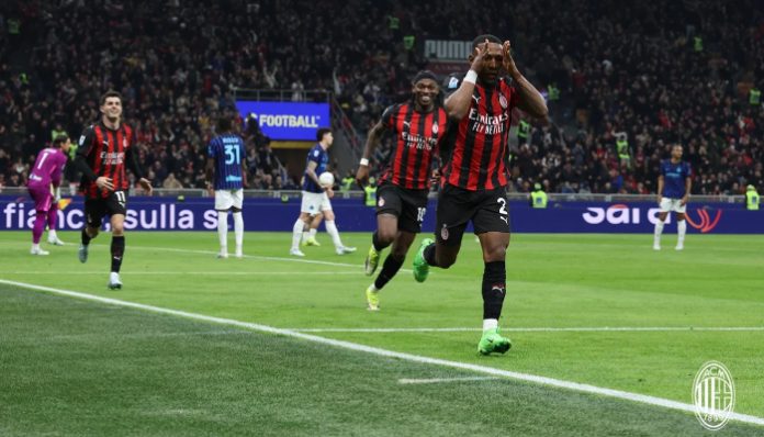 Pervis Estupinan merayakan gol AC Milan vs Inter di San Siro