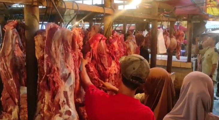 Harga daging sapi di Pasar Kranggot Cilegon tembus Rp180 ribu (Foto: Bantentv.com/ Ali)