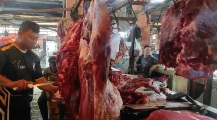 Harga daging sapi di Pasar Kranggot Cilegon tembus Rp180 ribu (Foto: Bantentv.com/ Ali)