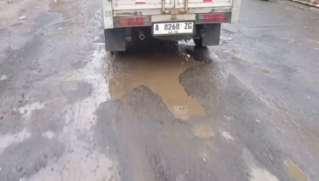 Pemprov Banten akan segera menyelesaikan perbaikan jalan rusak (Foto: Bantentv.com/ Hendra)