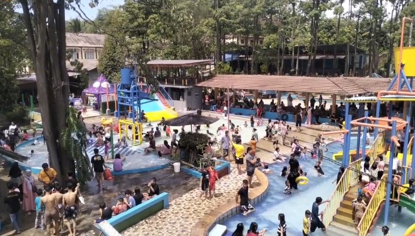 Wahana Wisata Air BIM Waterboom Lebak Diserbu Pengunjung