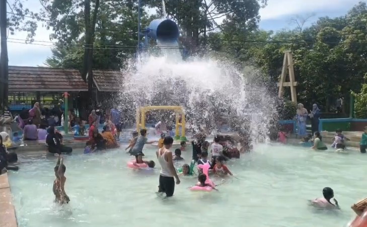 Wahana wisata air BIM Waterboom Lebak diserbu pengunjung (Foto: Bantentv.com/ Nano)