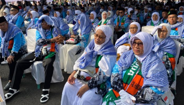 393 calon jemaah haji kloter pertama asal Kabupaten Serang diberangkatkan dari Pendopo Bupati