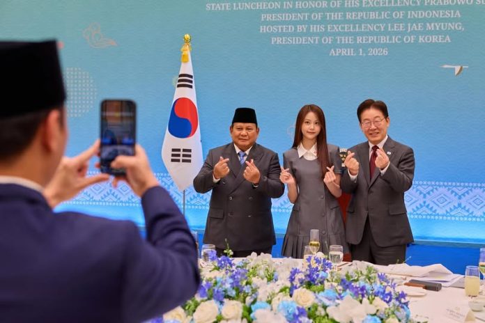 Presiden RI Prabowo, Presiden Korea Selatan Lee Jae Myung, dan Carmen H2H berfoto bersama saat jamuan makan siang di Istana Kepresidenan Republik Korea, Cheong Wa Dae (Blue House) (Foto: Instagram/ Lee Jae-Myung)