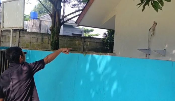 Maling menggasak mesin AC di dua sekolah negeri di Tangsel (Foto: Bantentv.com)