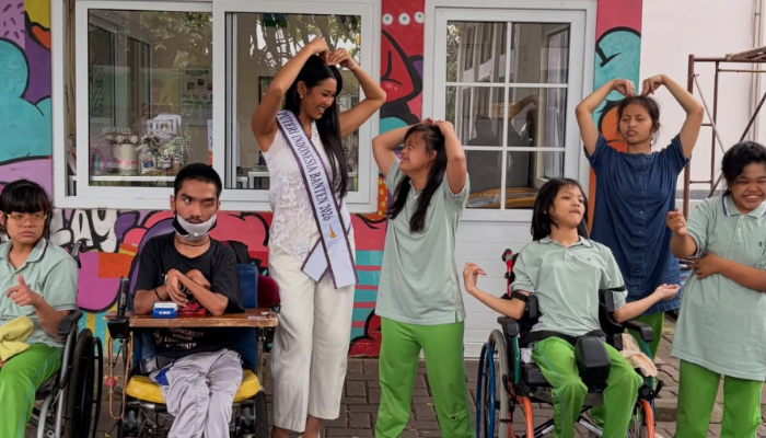 Agnes Rahajeng saat mengunjungi Yayasan Sayap Ibu Banten untuk berbagi kebahagiaan bersama anak-anak penyandang disabilitas