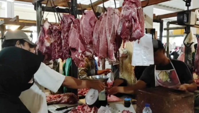 Aktivitas jual beli bahan pangan di pasar tradisional