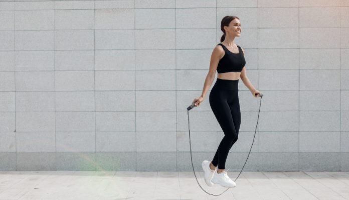 Aktivitas olahraga skipping yang efektif membantu membakar kalori dan menurunkan berat badan