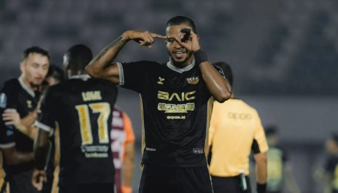Alex Martins merayakan gol penalti yang membawa Dewa United menang atas PSIM Yogyakarta