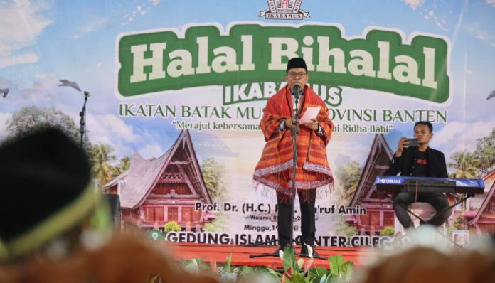 Andra Soni saat menghadiri Halalbihalal Ikatan Batak Muslim (Ikabamus) Provinsi Banten tahun 2026 di Islamic Center Cilegon, Jalan Jombang Masjid, Jombang Wetan, Kota Cilegon, Minggu, 19 April 2026.