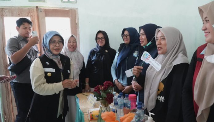Bupati Dewi Setiani saat menghadiri kegiatan baksos di Kecamatan Labuan