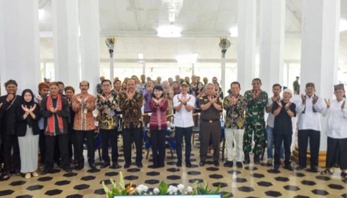 Bupati Lebak Moch. Hasbi Asyidiki Jayabaya menghadiri sosialisasi pendaftaran tanah ulayat di Pendopo Bupati Lebak