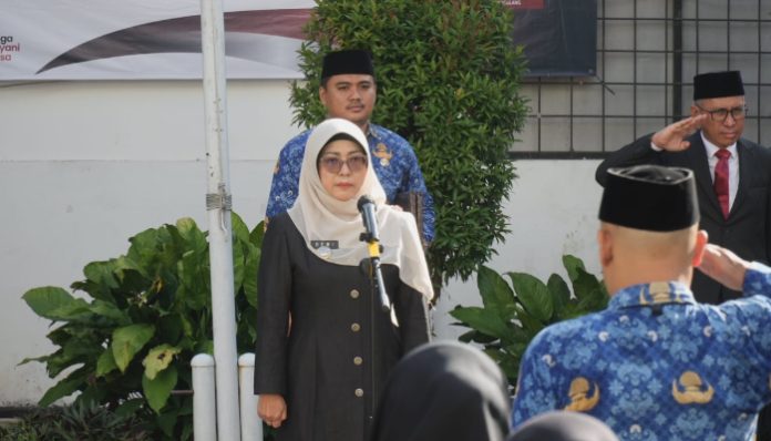 Bupati Pandeglang Dewi Setiani saat bertindak sebagai pembina upacara pada peringatan Hari Otonomi Daerah ke-XXX di Pandeglang.