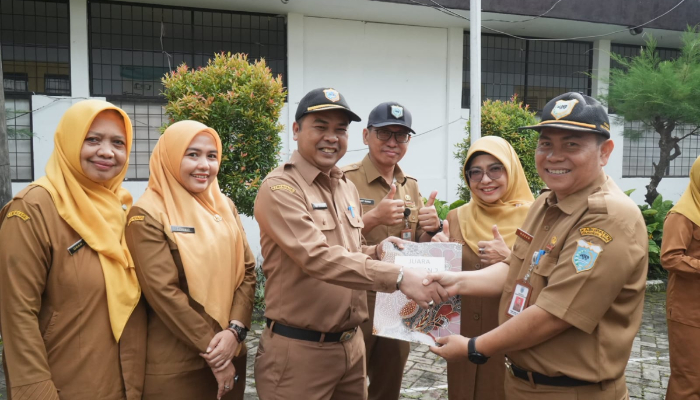 Bupati Pandeglang Dewi Setiani saat menyerahkan penghargaan kepada pemenang lomba parade antar OPD dalam rangka HUT ke-152 Kabupaten Pandeglang.