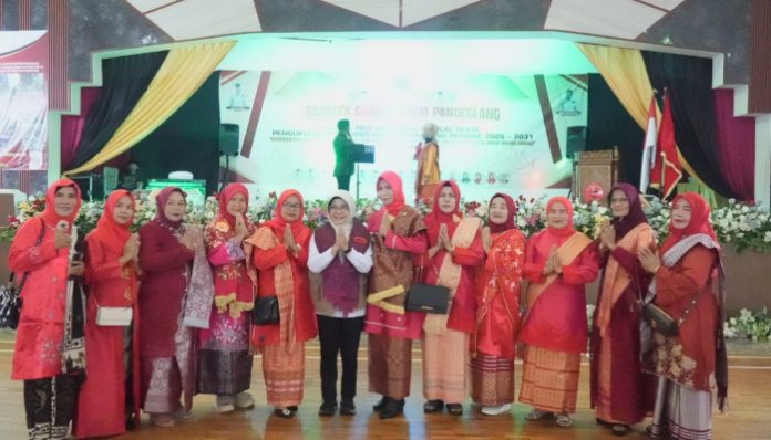 Bupati Pandeglang, Raden Dewi Setiani, menghadiri peringatan HUT ke-48 yang dirangkaikan dengan Halal Bihalal serta pengukuhan pengurus IKKM Pandeglang periode 2026–2030 di Graha Pancasila Pandeglang