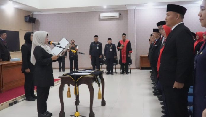 Bupati Pandeglang, Raden Dewi Setiani saat melantik pejabat administrator eselon III.
