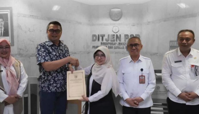 Bupati Pandeglang, Raden Dewi Setiani saat mendatangi Kementerian Pertanian Republik Indonesia untuk mengajukan bantuan alat dan mesin pertanian.