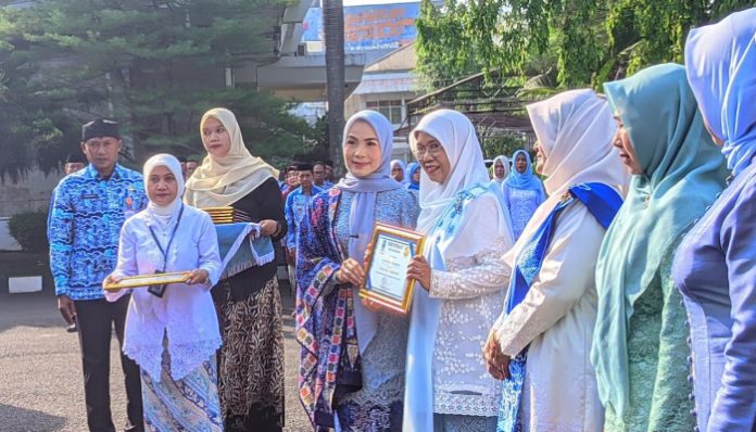 Bupati Serang Ratu Rachmatuzakiyah berikan penghargaan kepada Salah ASN.