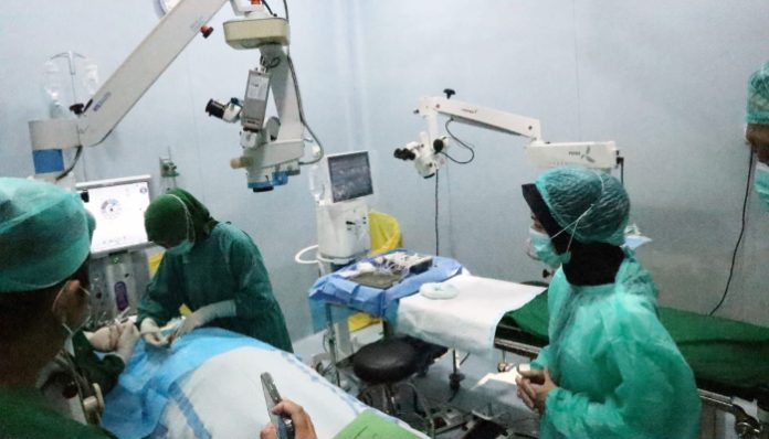 Bupati Serang Ratu Rachmatuzakiyah meninjau pelaksanaan operasi katarak gratis di RSDP Serang