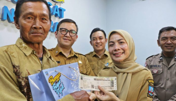Bupati Serang Ratu Rachmatuzakiyah menyerahkan bukti pembayaran pajak kendaraan secara simbolis kepada warga wajib pajak saat peresmian Gerai Samsat Bojonegara