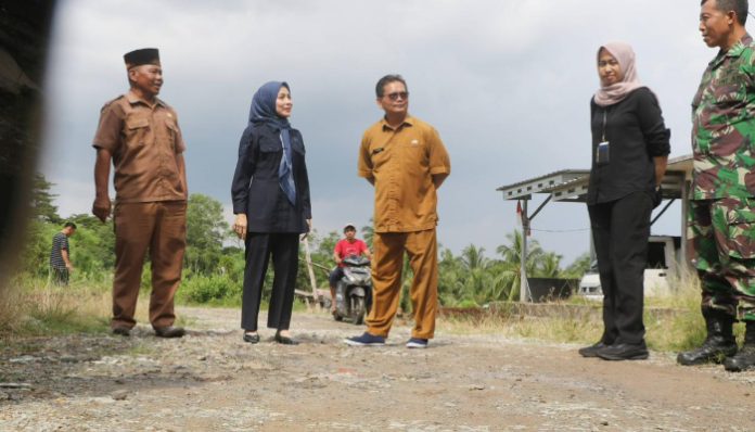 Bupati Serang meninjau kondisi jalan rusak di Desa Kemuning, Kecamatan Waringinkurung.