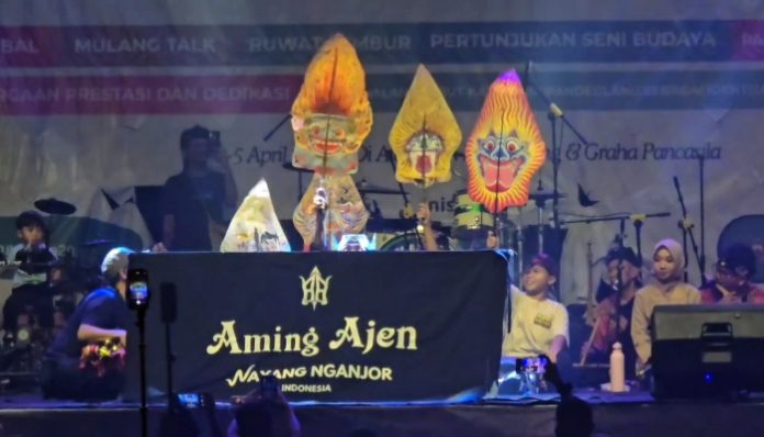 Dalang muda Muhamad Armin (Aming Ajen) saat membawakan Wayang Nganjor di Alun-alun Pandeglang