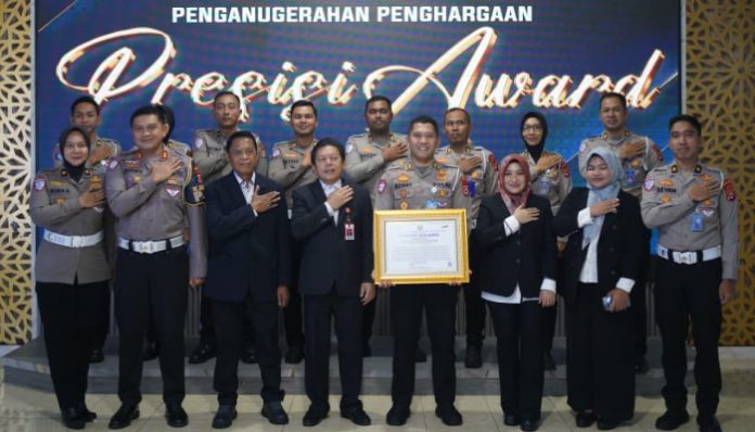 Ditlantas Polda Banten menerima penghargaan Presisi Award dari Lemkapi