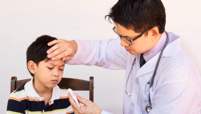 Dokter memeriksa kondisi anak yang mengalami demam
