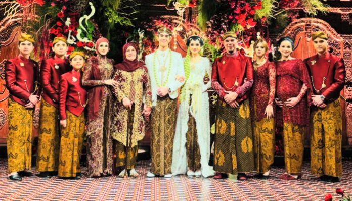 El Rumi dan Syifa Hadju resmi menikah dengan balutan busana adat Jawa serba putih di Hotel Raffles Jakarta