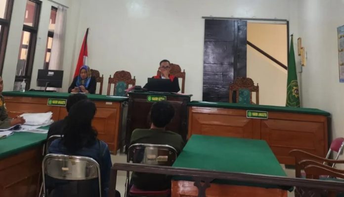 Suasana sidang yustisi di Pengadilan Negeri atas terdakwa pelanggaran buang sampah sembarangan (Foto: Bantentv.com/ Rangga)
