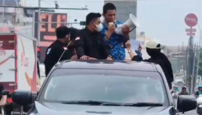 Petugas Dinsos Kota Serang melakukan sosialisasi dan edukasi pengguna jalan agar tidak memberikan sumbangan di jalan raya (Foto: Bantentv.com/ Jaya)