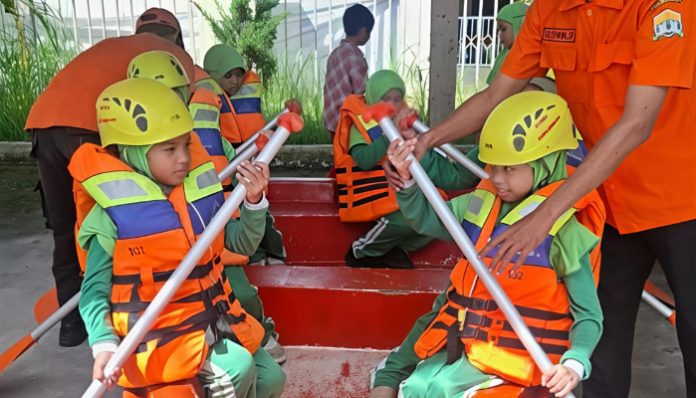 BPBD Kota Serang melatih siswa evakuasi banjir sejak dini (Foto: Bantentv.com/ Jaya)