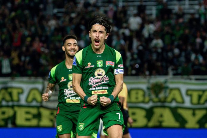 Francisco Rivera merayakan gol kemenangan Persebaya ke gawang Persita dalam lanjutan Super League 2025/2026 di Stadion Gelora Bung Tomo